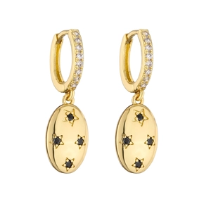 Détail de boucles d'oreilles dorées avec micro-pavage et étoiles gravées sur les pendentifs