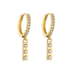 Détails rapprochés de boucles d'oreilles dorées avec motifs d'étoiles en zircone cubique