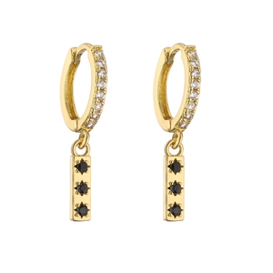 Détail de boucles d'oreilles dorées avec zircone et trois pierres noires serties d'étoiles