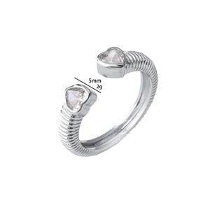 Detail shot of silver twist band ring featuring two heart-shaped zircons weighing 2g
