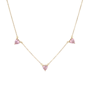 Goldene Halskette mit drei rosa herzförmigen Zirkonia-Steinen auf weißem Hintergrund