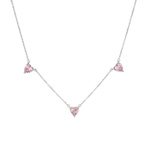 Detail der Silberhalskette mit drei funkelnden rosa Herz-Zirkon-Anhängern im Fokus