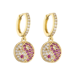 Détail de boucles d'oreilles dorées avec pendentif Yin Yang pavé de zircons roses