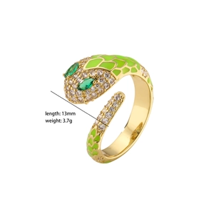 Dettaglio dell'anello a serpente dorato con scaglie di smalto verde e zirconi