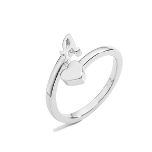 Vista detallada de un anillo ajustable de plata con letra A pulida y diseño de corazón