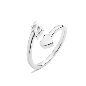 Detalle de un anillo ajustable plateado con motivo de corazón y una elegante letra N