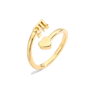 Detalle de anillo de latón bañado en oro de 18K con diseño de corazón y grabado sánscrito