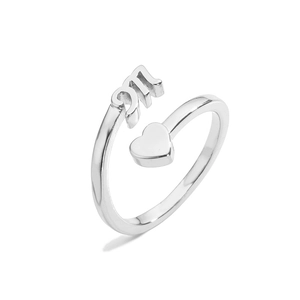 Vista detallada del anillo de corazón abierto en plata con letra M de estilo gótico