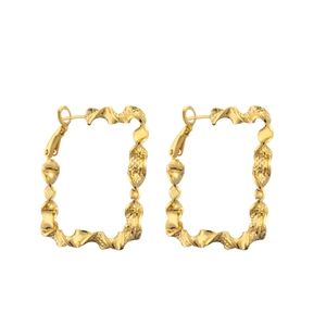 Vue détaillée de boucles d'oreilles rectangulaires dorées avec une texture de vague torsadée