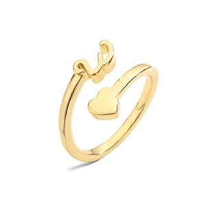 Detalle del anillo abierto ajustable chapado en oro 18K con corazón y letra