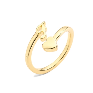Detalle en primer plano del anillo bypass bañado en oro con corazón y letra F