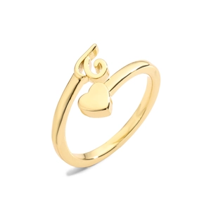 Detalle de anillo en latón chapado en oro 18K con corazón y diseño espiral