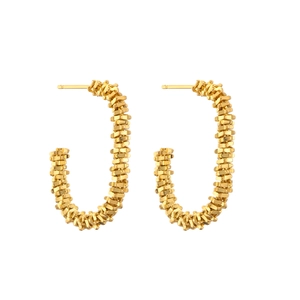Détail de boucles d'oreilles géométriques en C plaquées or 18K avec design carré empilé