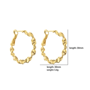 Vue détaillée des créoles torsadées de 30mm en or avec infos de taille et poids