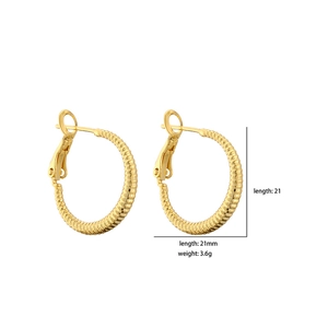 Détail de boucles d'oreilles dorées 18K de 21mm avec texture côtelée et fermeture