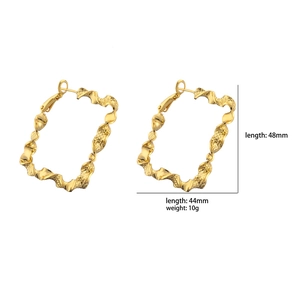 Détails des créoles en laiton plaqué or 18 carats mesurant 48 mm sur 44 mm