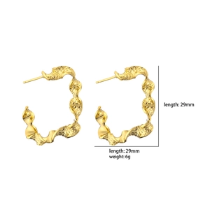 Détails des boucles d'oreilles dorées en C de 29mm avec texture diamantée et dimensions