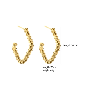 Vue détaillée de boucles d'oreilles géométriques plaquées or 18 carats avec dimensions