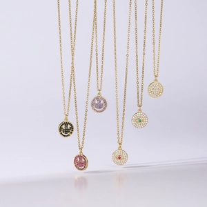 Seis collares de cobre bañados en oro de 18K con dijes de smiley y ojo turco en circonita fina