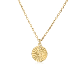 Primer plano del colgante dorado con diseño de sol y serpiente en relieve con microcirconitas