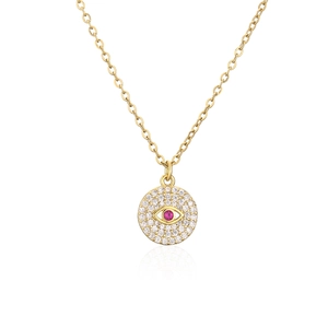 Detalle del colgante de ojo dorado con circón rosa y piedras blancas engastadas