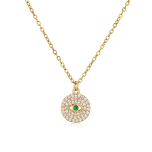 Vista detallada de collar dorado con colgante de ojo con circonitas y piedra central verde