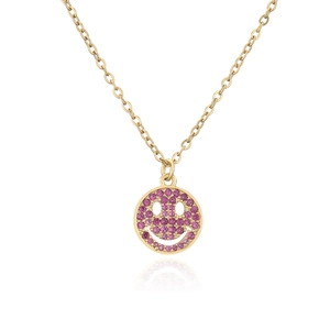 Primer plano de collar dorado con colgante de cara sonriente y circonitas rosas brillantes