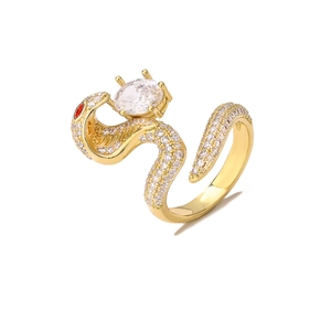 Detail van de 18K vergulde slangenring met ovale kristal en rode edelstenen ogen