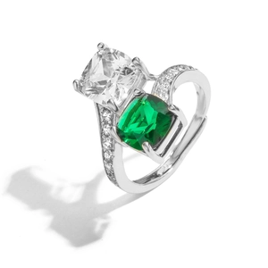 Detail van vierkante groene en heldere zirkoon ring met micro-pave kristallen op zilver