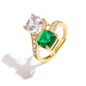 Detail van verstelbare gouden ring met smaragdgroene en witte vierkante zirkoniasteen