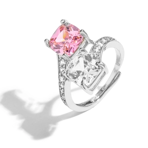 Macro detail van zilveren ring met vierkante roze en witte zirkonia stenen