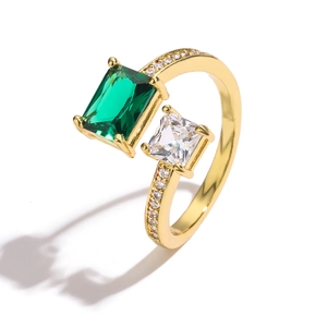 Detailweergave verstelbare gouden ring met groene smaragdgeslepen steen en zirkonia-accent