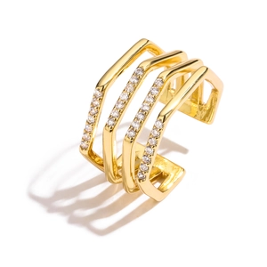 Macro-opname van gouden verstelbare ring met zeshoekig frame en zirkonia inleg