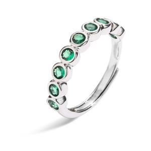 Detail van zilveren verstelbare ring met zeven ronde groene zirkonia stenen in kastzetting
