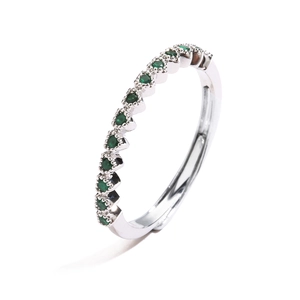 Detailopname van zilveren ring met een halve cirkel van rond geslepen groene zirkoon