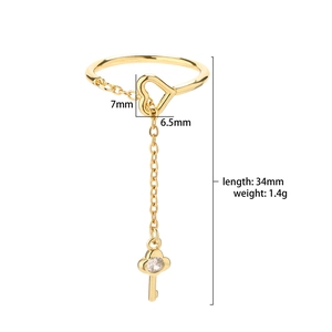 Detail van verstelbare gouden ring met hartvorm en zirkoon sleutelhanger met maten