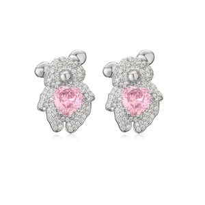 Détail macro de boucles d'oreilles ours en argent avec cœur rose et oxydes de zirconium