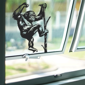 Adesivo murale gorilla su ramo stile silhouette per soggiorno e decorazione in vetro