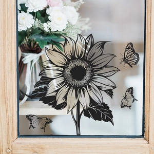 Schwarz-weißer Sonnenblumen Wandaufkleber mit Schmetterlingen auf einem Holzglasfenster