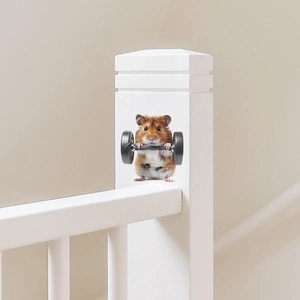 Vue détaillée d'un autocollant créatif de hamster sur un poteau d'escalier blanc
