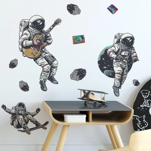 Dettaglio di adesivi murali a tema spaziale con astronauti e pianeti per la decorazione interna