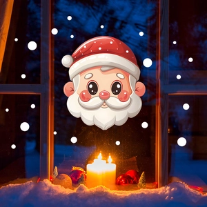 Dettaglio di un adesivo di Babbo Natale su vetro con decorazioni di candele festive
