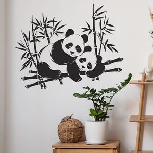 Vue détaillée du sticker mural panda et bambou dans un salon à l'ambiance chaleureuse