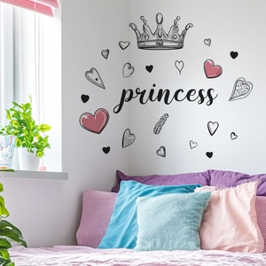 Détail de stickers muraux cœur couronne de princesse dans une chambre douillette