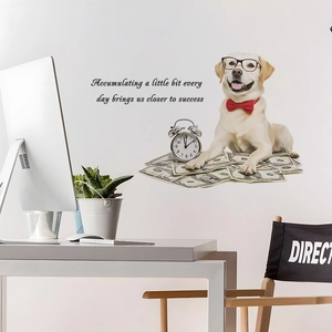 Kreativer Wandaufkleber mit Labrador und motivierendem Zitat in moderner Büroumgebung