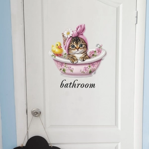 Süßer Cartoon Katze in Badewanne Wandaufkleber für Badezimmer Deko auf weißer Tür