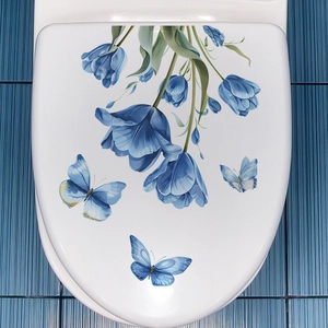 Adesivo per coperchio del WC con tulipani blu e farfalle su superficie bianca lucida