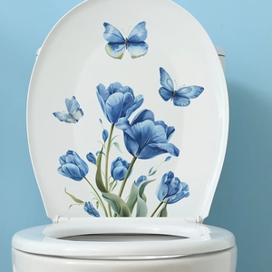 Adesivo murale autoadesivo con tulipani blu e farfalle su superficie in ceramica bianca