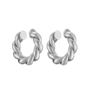 Détail de bagues d'oreilles argentées en forme de C avec texture de corde torsadée