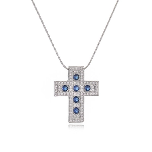 Detailansicht Kreuzanhänger in Silber mit blauen Rundsteinen und Pavé-Besatz aus Kristallen